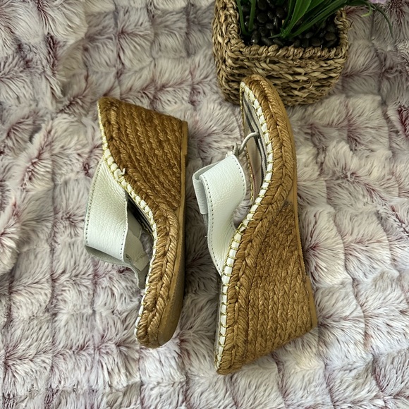 AUTHENTIC BURBERRY WEDGED - Picture 8 of 9